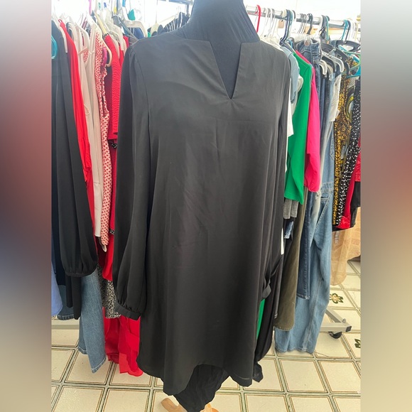 Tinley Road Classic Black Dress - Picture 2 of 4